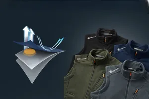 Détail du gilet en polaire montrant l'étoile brodée et la fermeture éclair à col montant