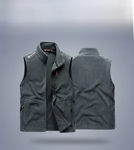 Détails avant et arrière du gilet en polaire gris foncé avec fermeture éclair orange