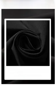Vue macro d'un tissu tissé noir de qualité avec une texture douce et respirante