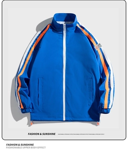 Détail de la veste outdoor bleue avec rayures orange et col montant zippé