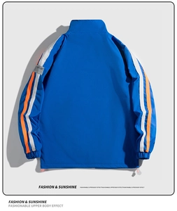 Détails du dos de la veste de sport bleue avec rayures contrastées et cordon de serrage