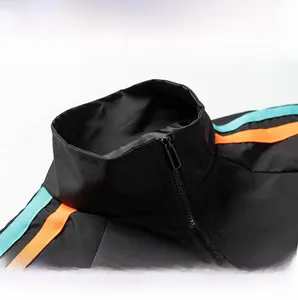 Détail du col montant et de la fermeture éclair sur la veste décontractée noire pour homme