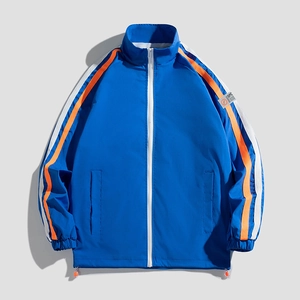 Veste bleue à col montant pour homme avec rayures blanches et orange aux manches