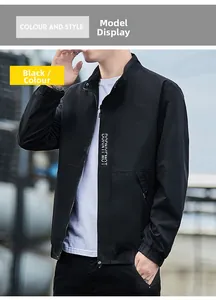 Details einer schwarzen Stehkragenjacke mit vertikalem Schriftzug und Metallreißverschluss