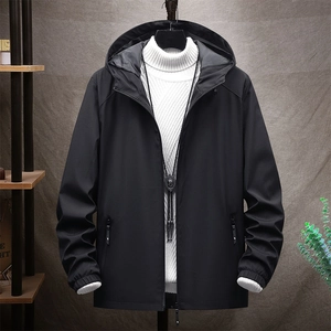 Giacca da uomo nera con cappuccio slim fit e chiusura a zip per la primavera
