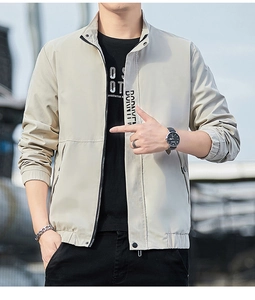 Detail der Herren-Stehkragenjacke mit vertikalem Textdruck und Reißverschluss