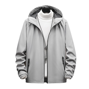 Giacca casual grigio chiaro da uomo con cappuccio e cerniera in tessuto antivento
