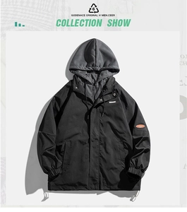 Détail de la veste bicolore avec fermeture éclair et ourlet à cordon de serrage réglable