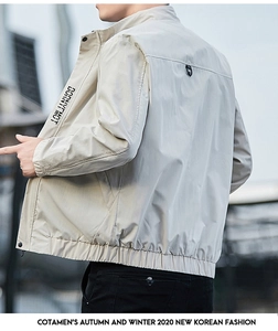 Detail der hellbeigen Herrenjacke mit Stehkragen, Bornflight-Text und urbanem Stil