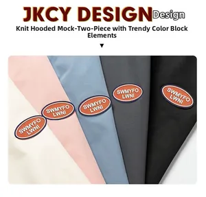 Détail de vestes à capuche multicolores avec écusson SWMYFO LWNI sur tissu en maille lisse