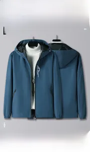 Vue avant et arrière du coupe-vent bleu imperméable à capuche avec logo blanc