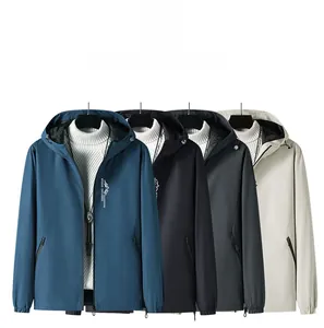 Détail de vestes coupe-vent à capuche empilées montrant différentes couleurs de tissus