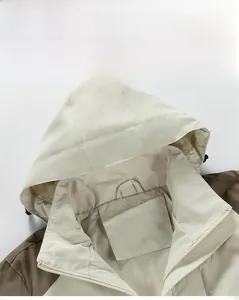 Detailansicht einer wasserdichten Wanderjacke mit abnehmbarer Kapuze und hohem Stehkragen