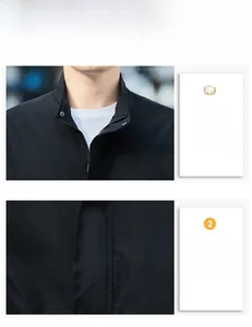 Detail der Herrenjacke in Schwarz mit Stehkragen, Reißverschluss und weißem Slogan-Aufdruck