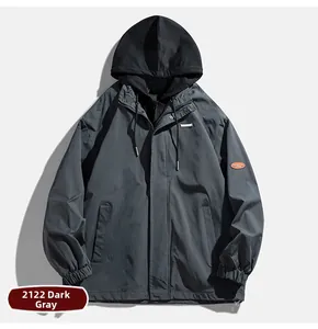 Détail de la veste à capuche gris foncé avec patch logo, cordon et poignets côtelés