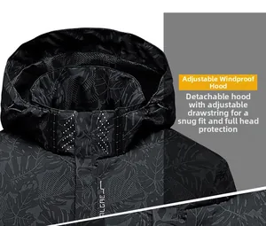 Détail de la capuche amovible et réglable sur la veste grise à motif discret