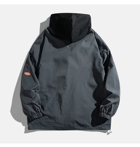 Vue arrière d'une veste à capuche décontractée avec écusson orange à la manche