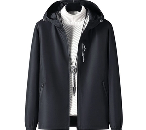 Détails d'une veste d'extérieur imperméable à capuche avec broderie et poche zippée