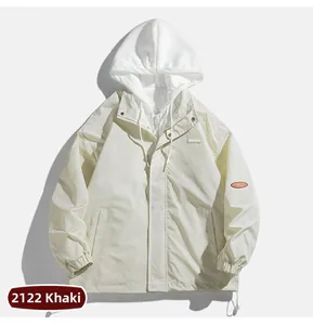 Détail de la veste à capuche kaki avec fermeture éclair et écusson orange sur la manche