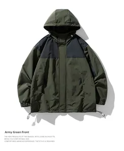 Détail de la veste d'extérieur vert armée et noire avec capuche réglable et cordon serrage