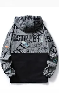 Dettaglio delle scritte street style e polsini elastici su una giacca con cappuccio