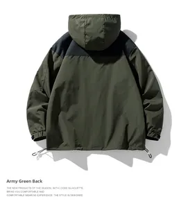 Vue arrière de la veste outdoor vert armée avec cordon de serrage et capuche réglable