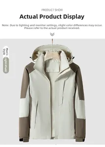 Detail der hellbeige Outdoorjacke mit verstellbarer Kapuze und Netzfutter
