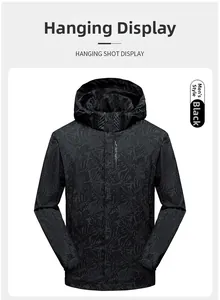 Détail d'un coupe-vent pour hommes avec motif de feuilles grises réalistes et tissu imperméable