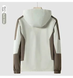 Detaillierte Rückansicht der Herren-Outdoorjacke in Elfenbeinweiß und Braun mit Kapuze