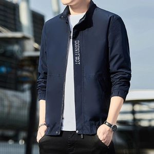Moderne dunkelblaue Herrenjacke mit Stehkragen, Reißverschluss und Brustschrift