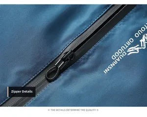 Vue macro de la texture imperméable et détails de la fermeture éclair sur veste bleue