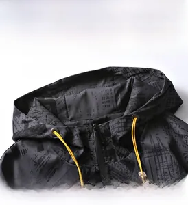 Dettaglio del colletto della giacca con zip metallica e coulisse decorative giallo acceso
