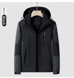 Detailansicht der schwarzen Herren-Outdoorjacke mit Kapuze, SPORT-Text und Klettbündchen