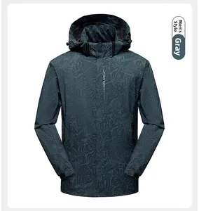 Détail d'une veste à capuche grise pour homme avec motif feuillage et capuche ajustable