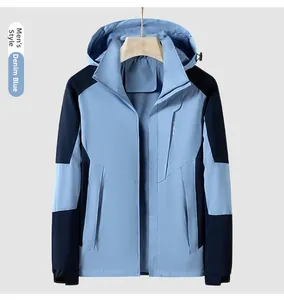 Detail der Outdoor-Windjacke mit Kapuze in Jeansblau mit wasserdichtem Reißverschluss