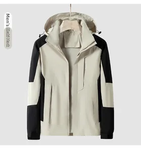 Detail der wasserdichten Outdoor-Herrenjacke mit Kapuze in Khaki und Schwarz-Kontrast