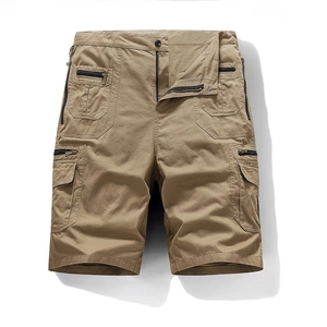 Détail du short cargo en coton kaki avec poches zippées et poches plaquées fonctionnelles