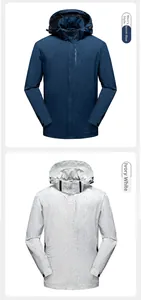 Vue détaillée des vestes coupe-vent pour hommes en bleu denim et blanc ivoire à motifs