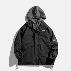 Veste à capuche décontractée pour homme en noir et gris avec logo minimaliste sur le buste