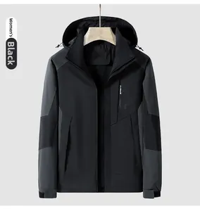 Details einer wasserdichten Kapuzenjacke mit Klettbündchen und hohem Kragen