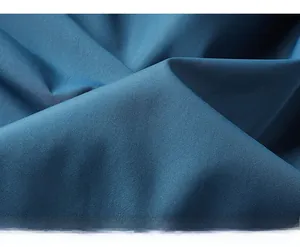 Détail du tissu imperméable bleu marine pour veste de randonnée en plein air