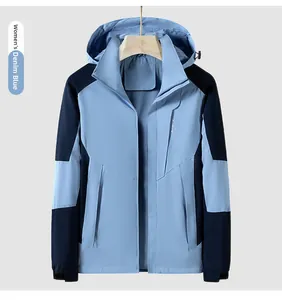 Detail der wasserdichten Outdoor-Jacke in Jeansblau mit SPORT-Schriftzug auf der Brust