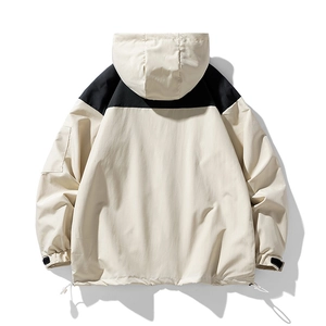 Veste outdoor imperméable pour homme, design contrasté noir et blanc, vue arrière à capuche
