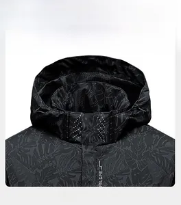 Détail de la veste imperméable avec capuche amovible et doublure en maille respirante