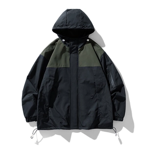 Veste de randonnée imperméable en noir et vert armée avec capuche réglable