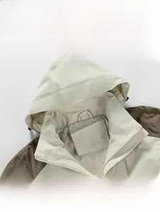Detail der Outdoor-Jacke mit abnehmbarer Kapuze und atmungsaktivem Netzfutter