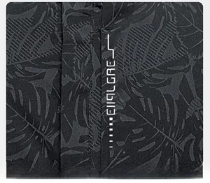 Détail du zip en nylon et de la bande EXPLORE sur la veste gris foncé à imprimé feuillage