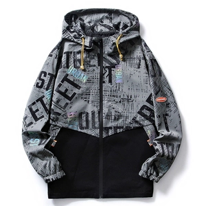 Giacca da uomo con cappuccio stile street con stampa grafica grigia e patchwork nero