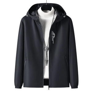 Veste outdoor homme imperméable noire avec capuche pour randonnée et coupe-vent