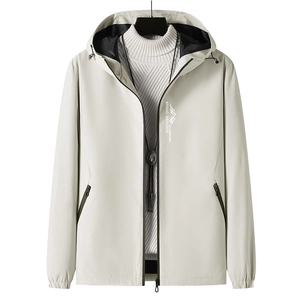 Coupe-vent à capuche pour homme en beige avec tissu imperméable à séchage rapide